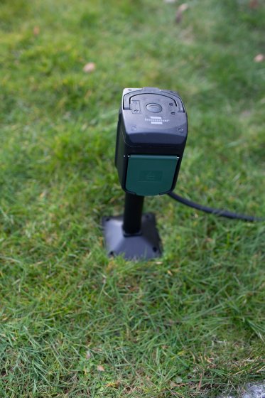 brennenstuhl®Connect WIFI Gartensteckdose mit Erdspieß und Montageplatte IP44 2-fach 10m H07RN-F3G1,5 - Anwendungsbild