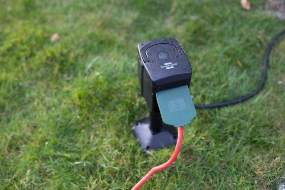 brennenstuhl®Connect WIFI Gartensteckdose mit Erdspieß und Montageplatte IP44 2-fach 10m H07RN-F3G1,5 - Anwendungsbild